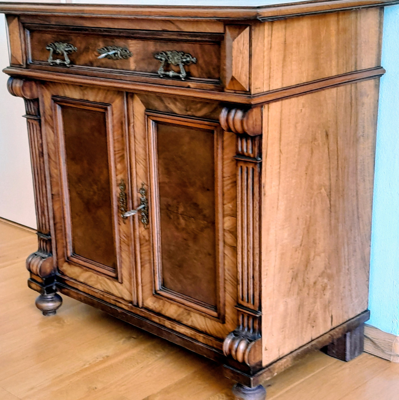Antieke kast , dressoir klein
