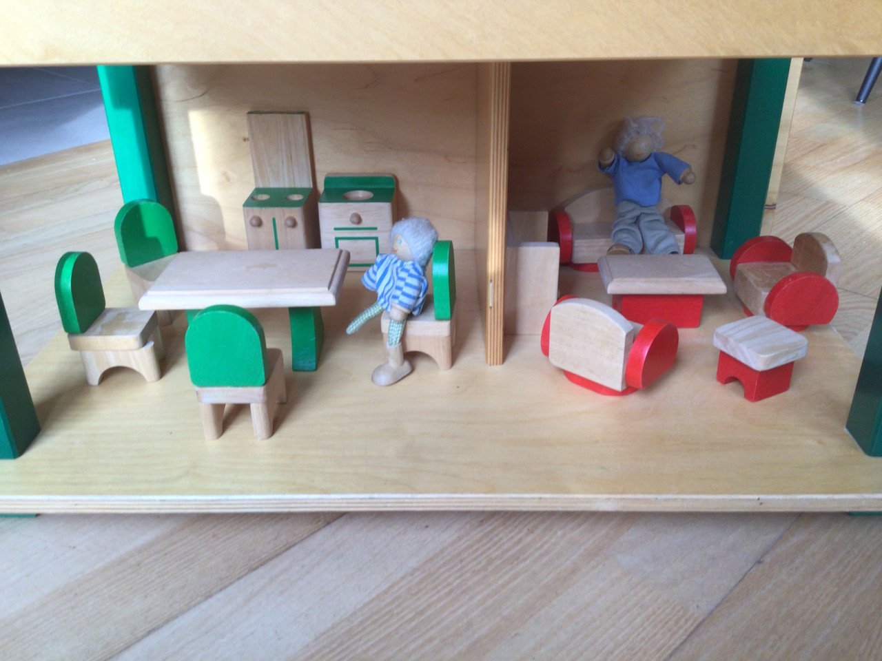 Houten poppenhuis met meubeltjes