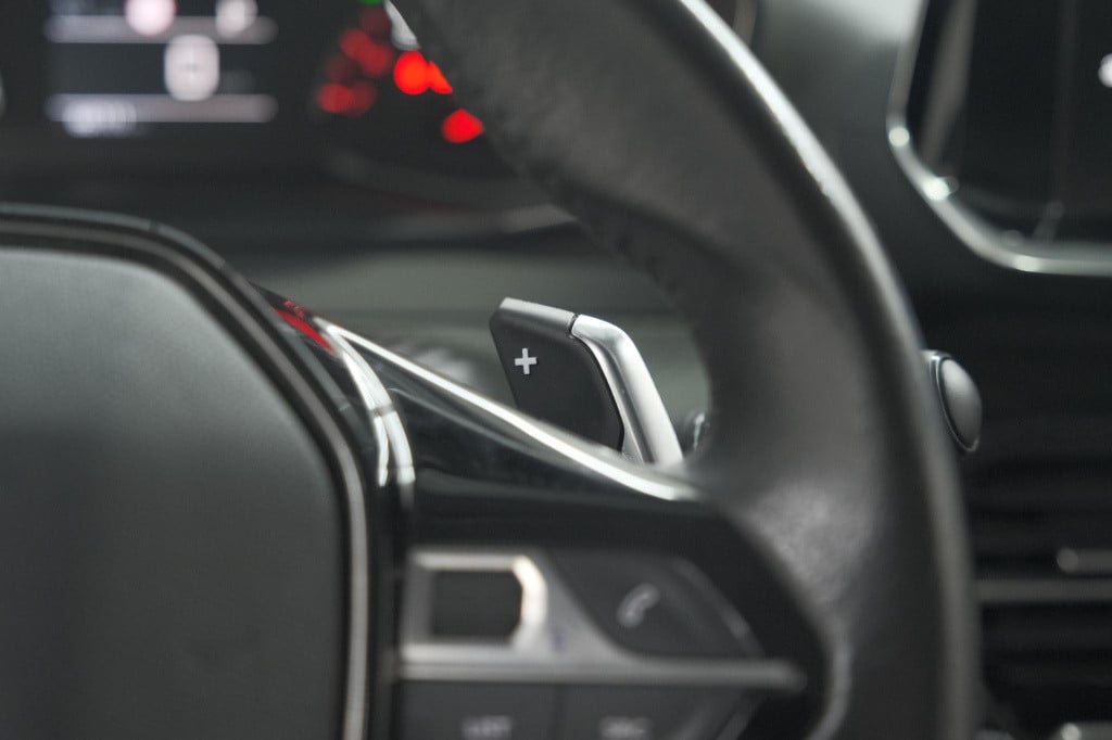 Peugeot 208 puretech 100 eat8 active | trekhaak | parkeersensoren | navigat
