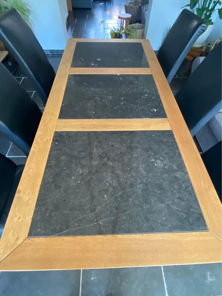 Eetkamer tafel + 6 lederen stoelen