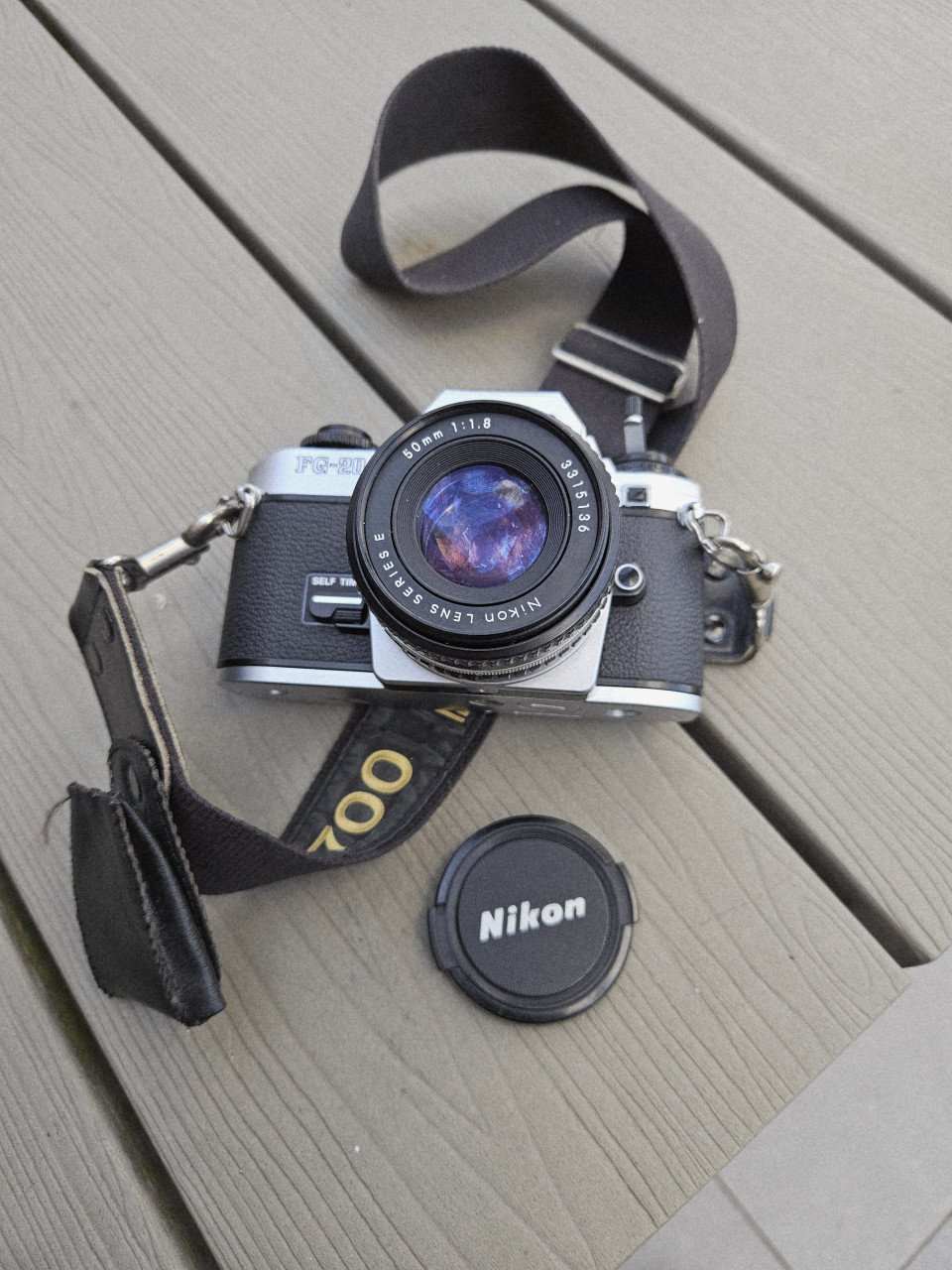 Werkende Nikon FG-20, 35 mm spiegelreflexcamera met een 50 mm E lens...