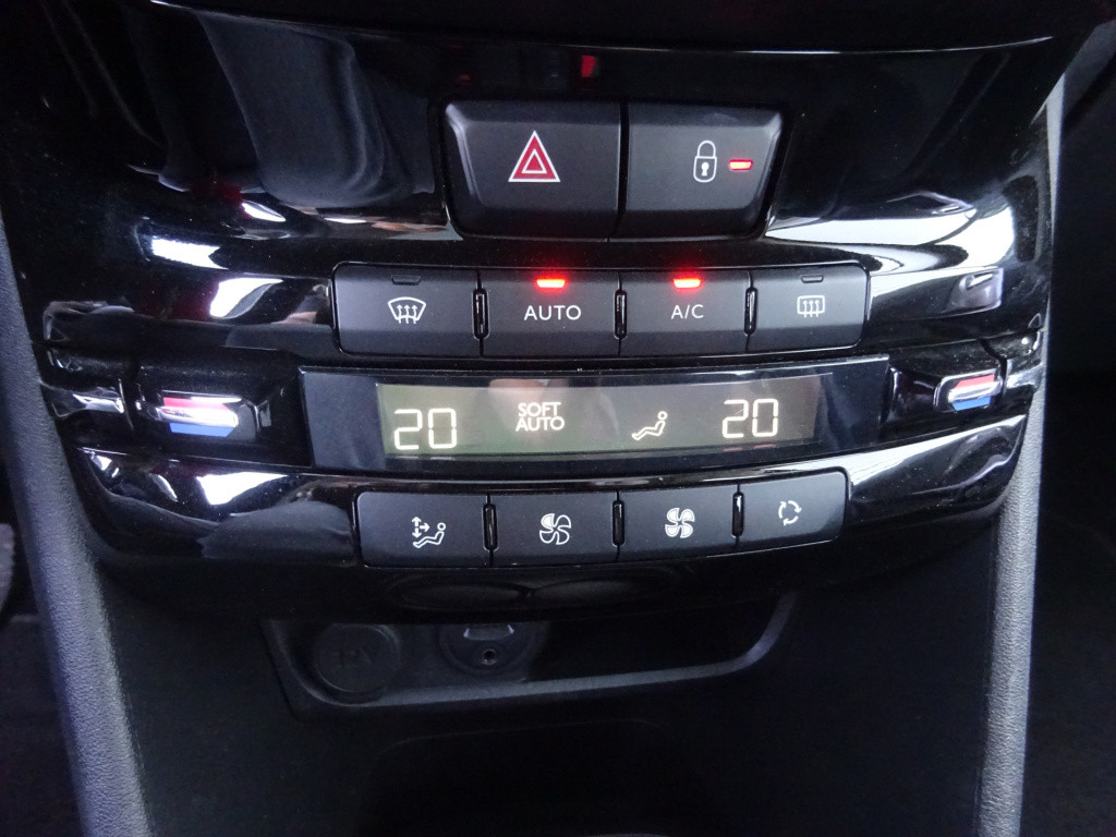 Peugeot 2008 1.2 puretech active panoramadak / trekhaak / navigatie