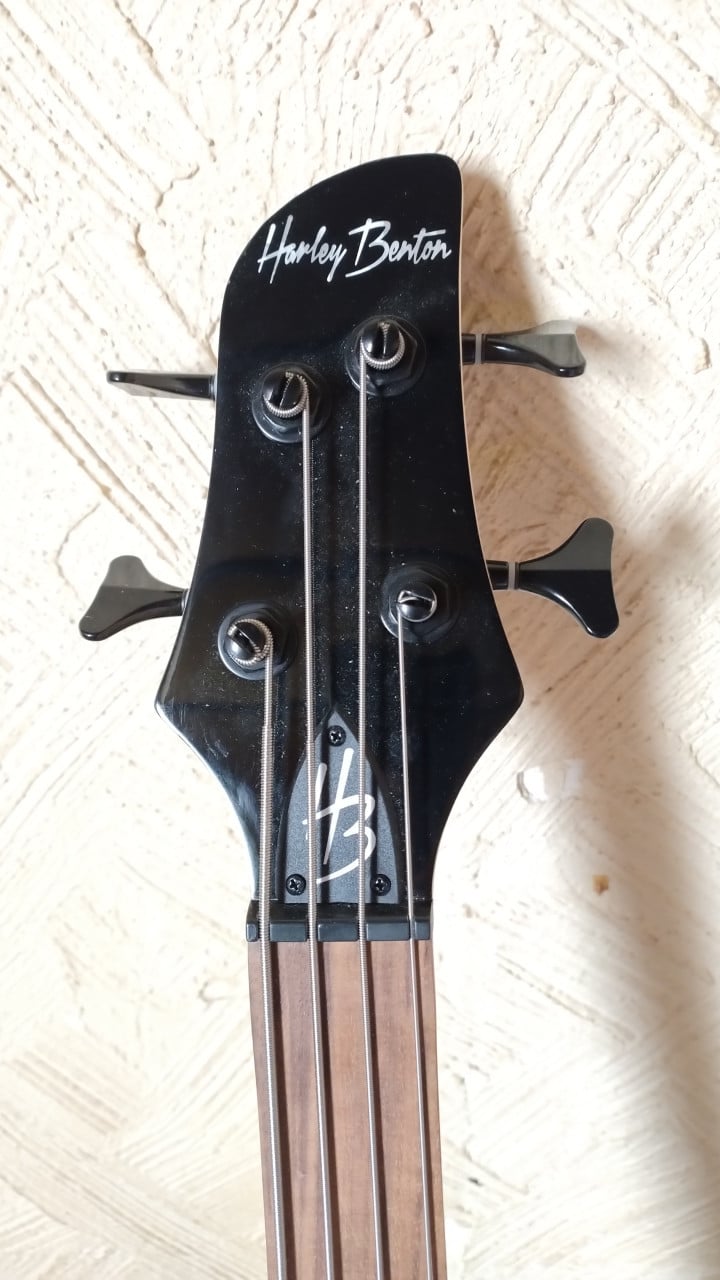 HARLEY BENTON Fretloze Basgitaar