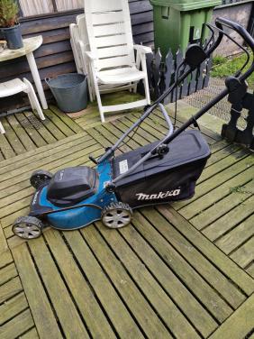 Makita grasmaaier 1600 wat  maaibreedte 43cm koopje.