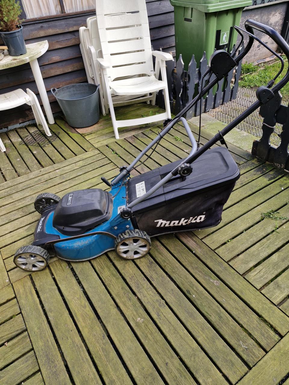 Makita grasmaaier 1600 wat  maaibreedte 43cm koopje.