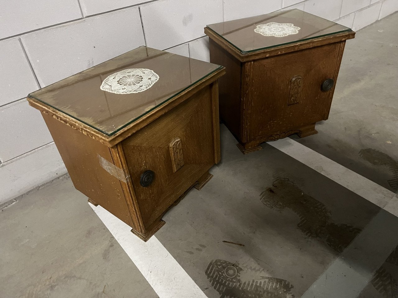 2 Vintage nachtkastjes met glazen plaat