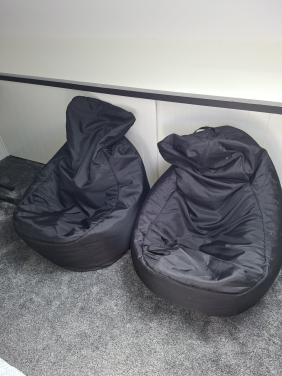 2 zwarte zitzakken