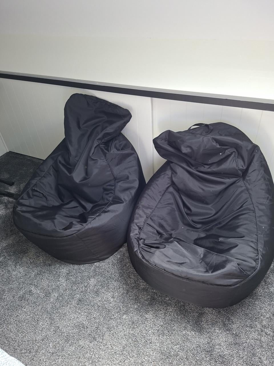 2 zwarte zitzakken