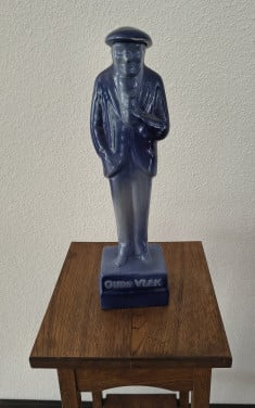 Beeldje en fles Oude Vlek jenever