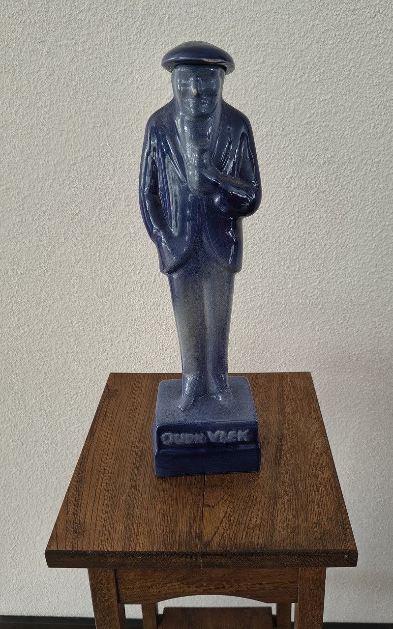 Beeldje en fles Oude Vlek jenever