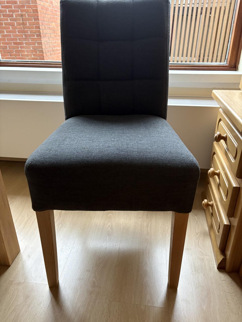 Eetkamertafel met 4 stoelen