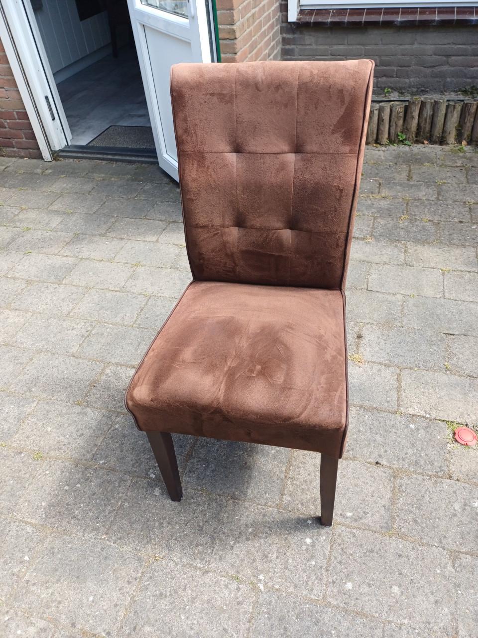 Eikenhouten eettafel en eettafelstoelen