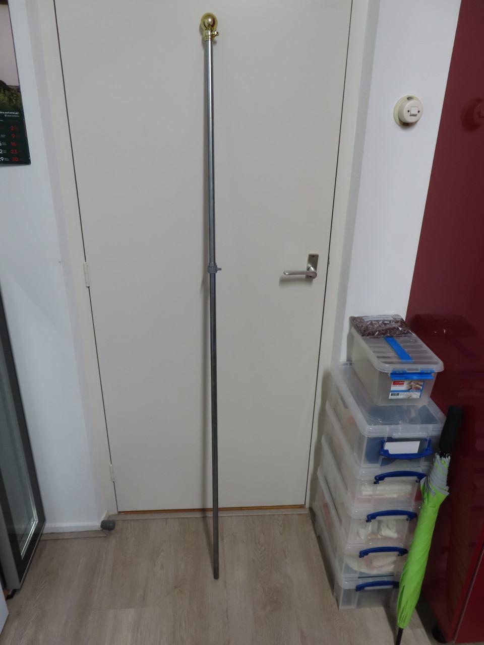 Vlaggestok, demontabel €.10,00 3 delig met muursteun En handvat, Lengte: