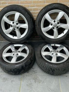 Set 17" Audi velgen met 225/55/17 Continental winterbanden