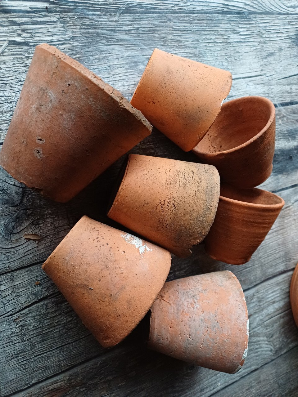 Kleine oude terracotta potjes