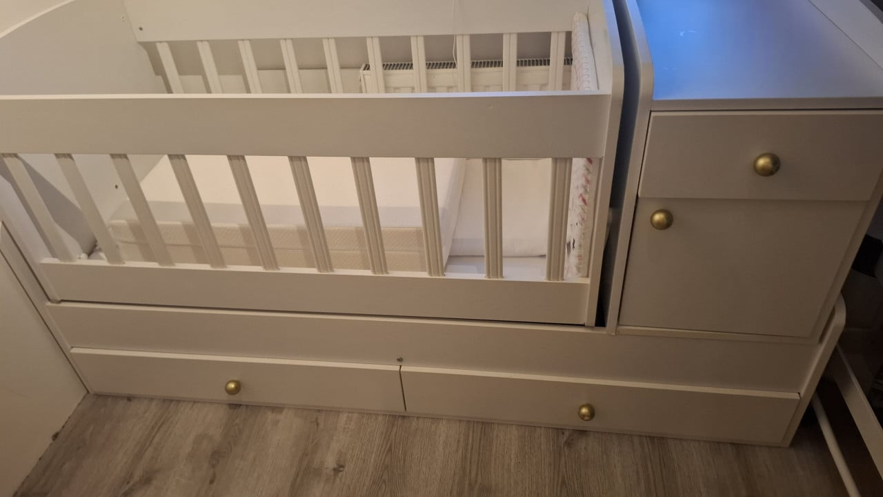 Ledikant, verschoontafel in 1