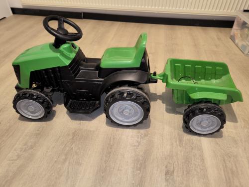 Elektrische tractor met aanhangwagen