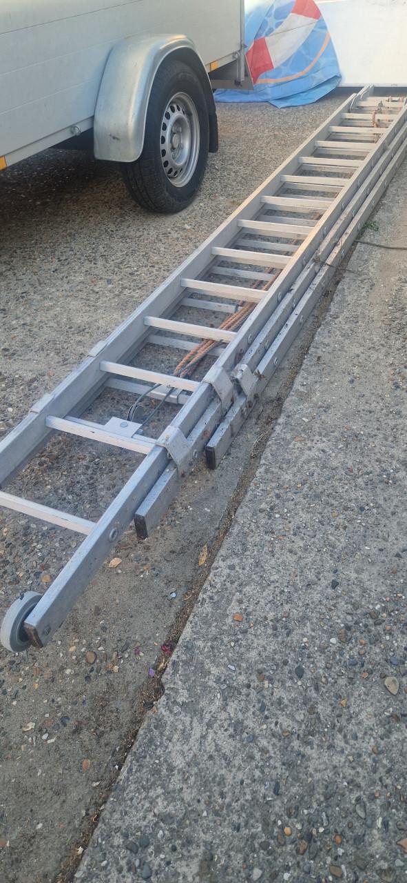 Uitschuifbare degelijke grote ladder