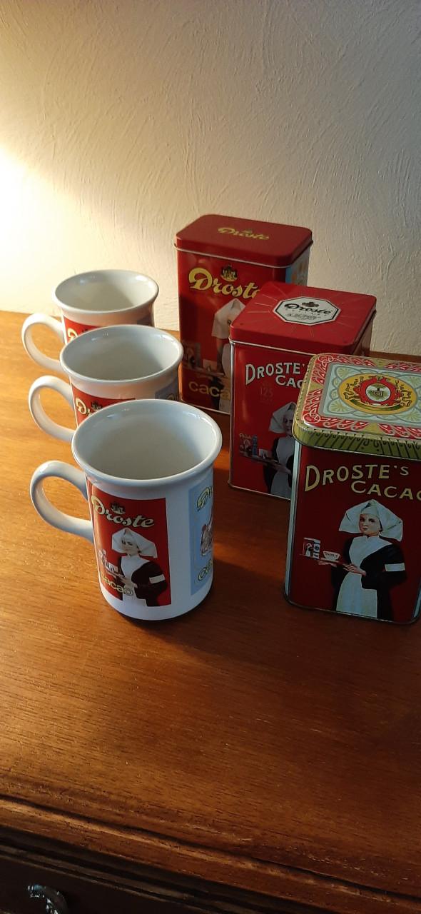 Droste bekers en blikken