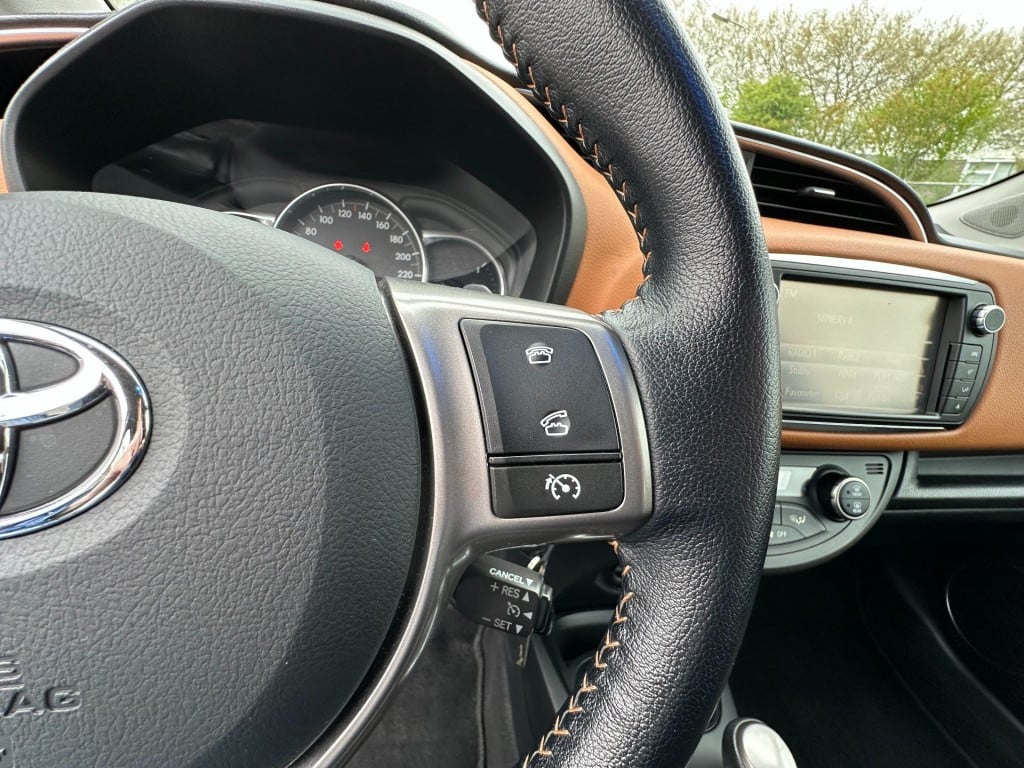 Toyota Yaris 1.3 vvt-i style automaat camera cruise control navi bluetoo