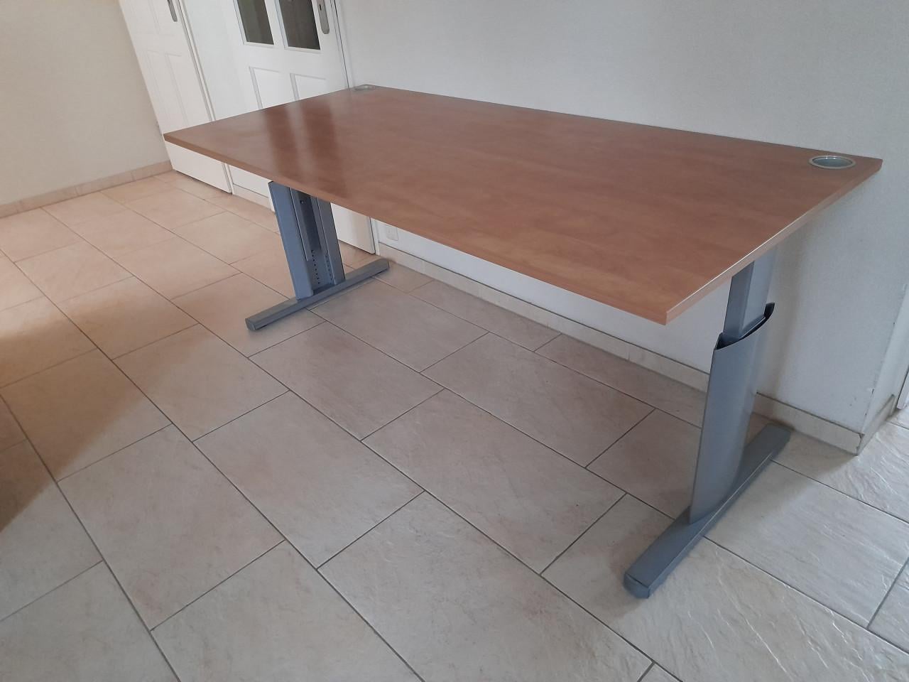 Bureau 80 x 180  (in hoogte verstelbaar van 60/84H ( in goede staat )