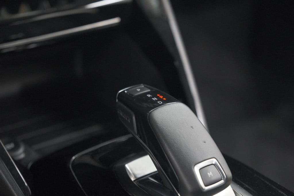 Peugeot 208 puretech 100 eat8 allure | camera | apple carplay | navigatie |