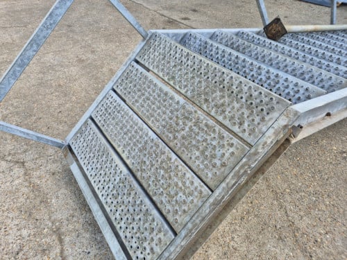 Gegalvaniseerde stalen buitentrap met bordes 280cm