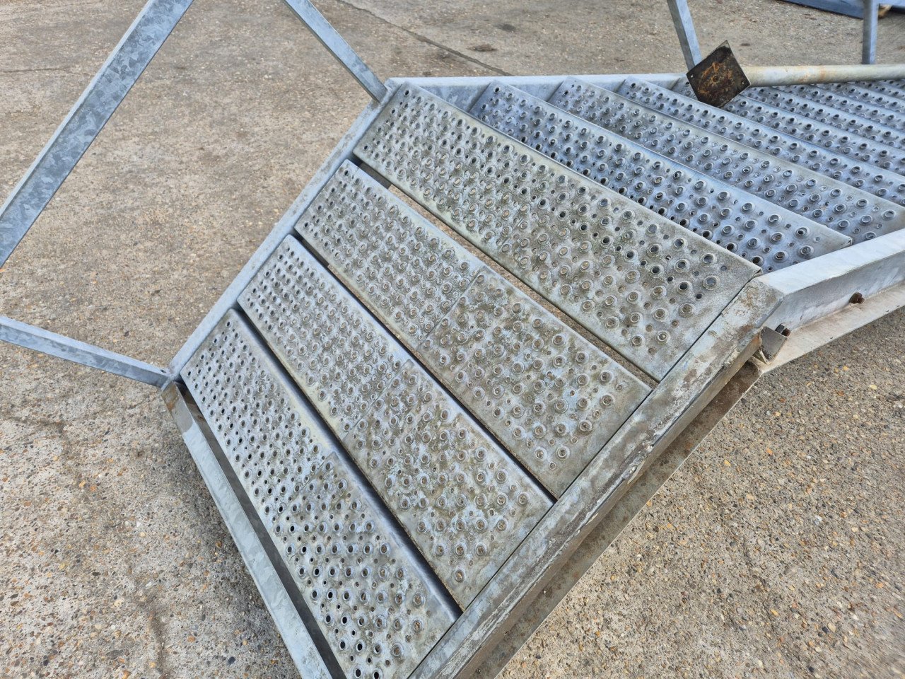 Gegalvaniseerde stalen buitentrap met bordes 280cm