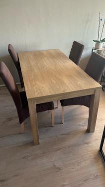 Houten eettafel + 4 bruine stoelen