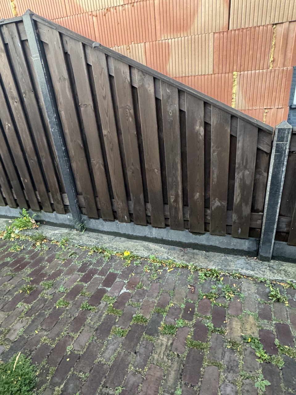 Grenen schutting met beton palen 12 meter
