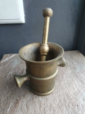 Mooie antieke massief koperen vijzel met stamper...