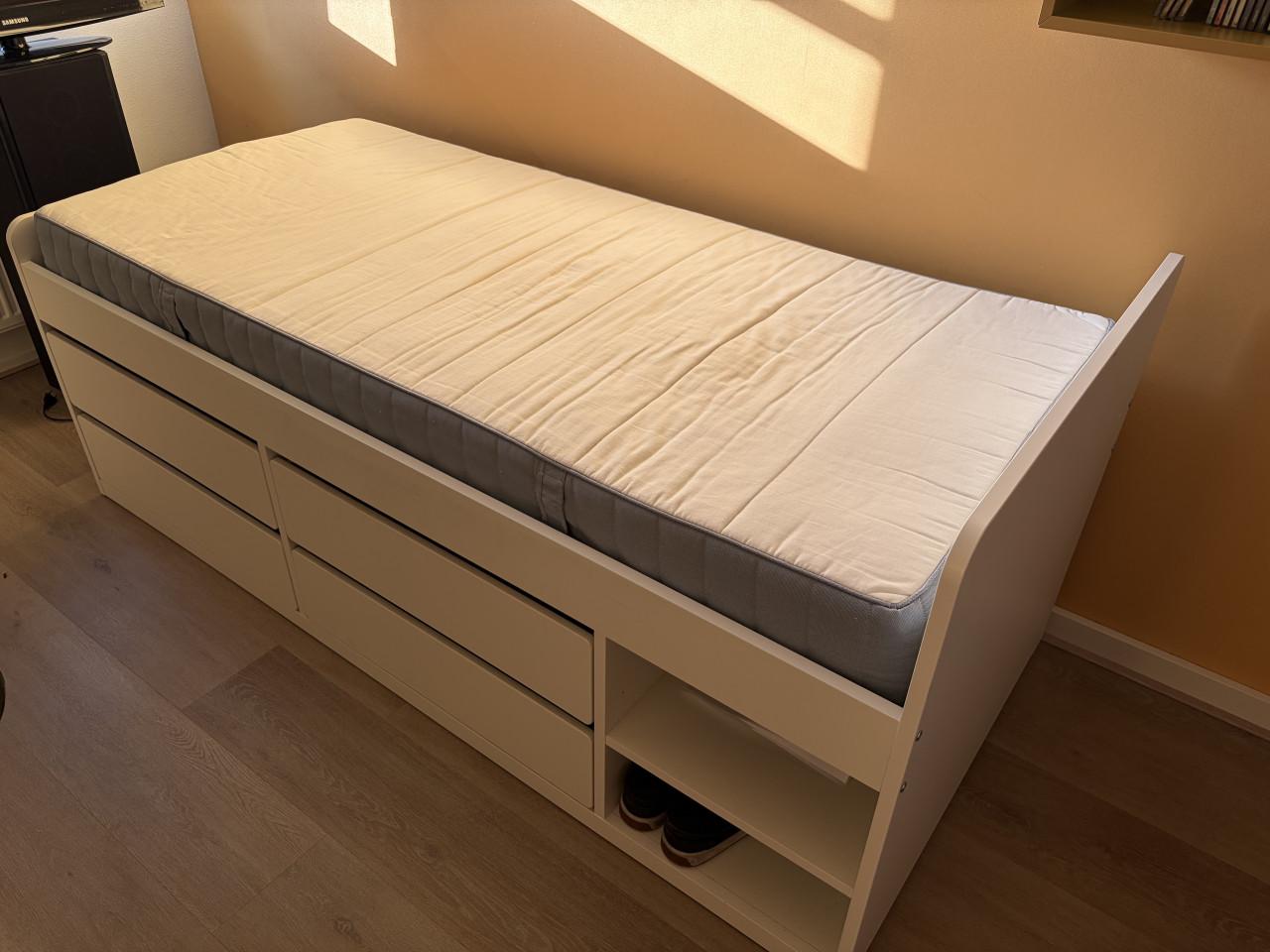 Bedframe met lattenbodem en lades (IKEA)