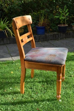 Gratis: Zes eetkamerstoelen, massief grenen