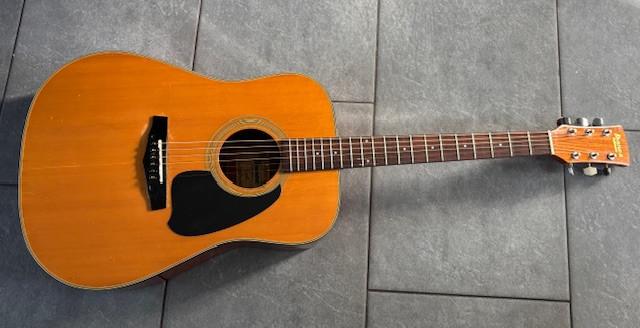 Gitaar uit vervlogen tijd, kijk maar..........................