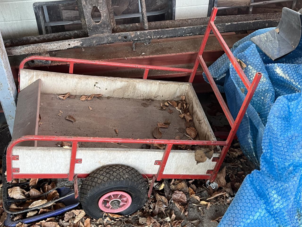 Te koop degelijke skelter met kar