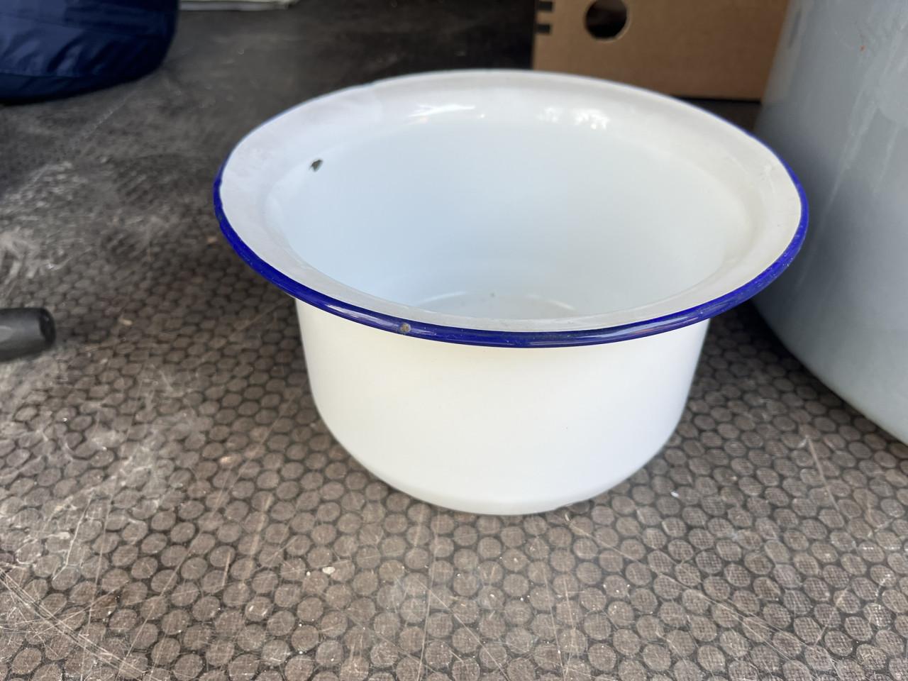 Emaille po met blauwe rand