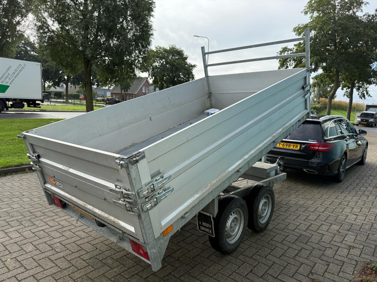 TE HUUR: Elektrische kiepaanhanger met oprijplaten € 50,- pd € 150,- per wk