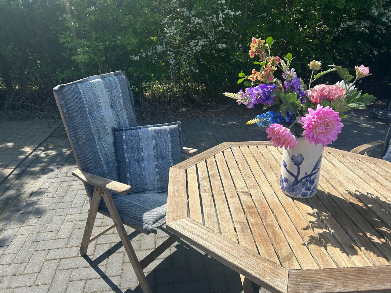 Te koop:Teakhouten tuinset een8 hoekige tafel + 2 verstelbare relaxstoelen