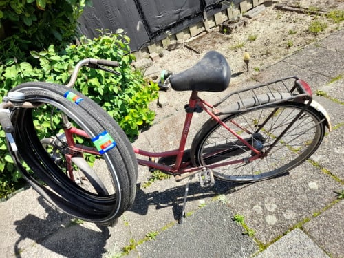 Oude dames fiets met banden