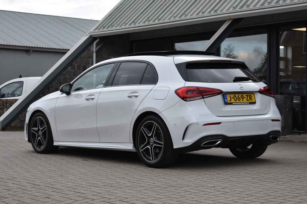 Mercedes-Benz A-Klasse 180 amg night | sfeerverlichting | panoramadak | app
