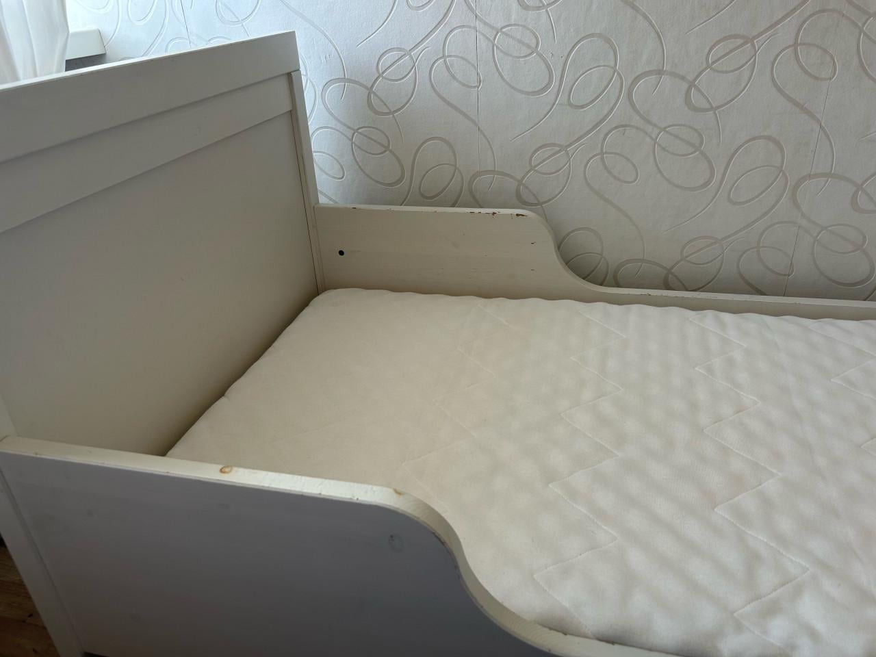 Koopje! Peuterbed, goed matras , z.g.a.n. dekbed en hoofd kussen