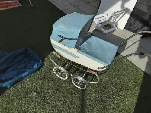 Hele oude poppenwagen