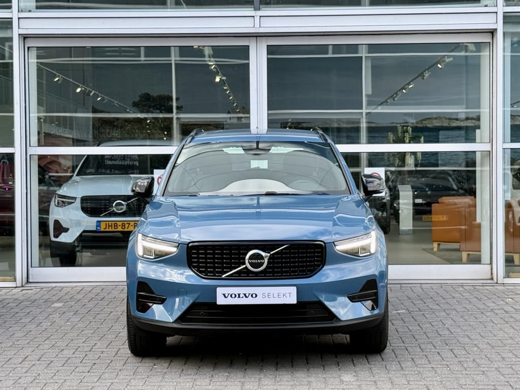 Volvo XC40 b4 197pk plus dark |adap.cruise| trekhaak | camera| elektrische