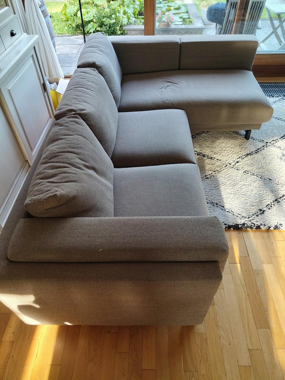 Bank, eetkamerstoelen en buro