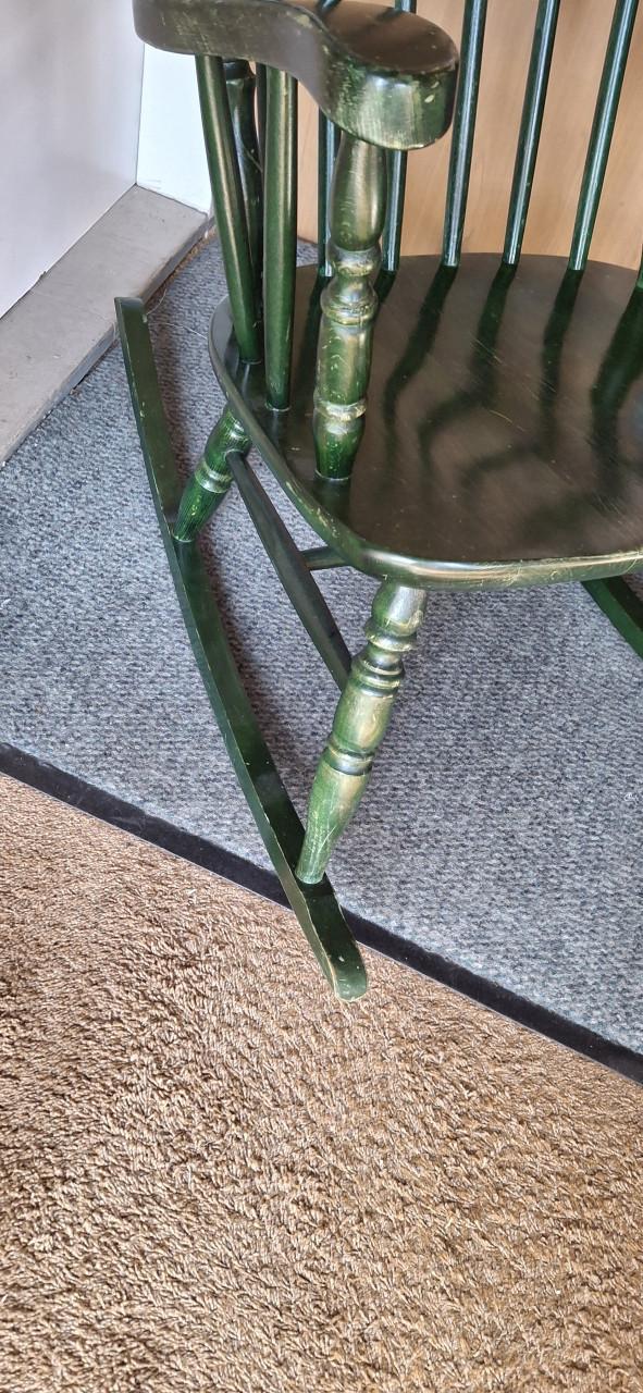 Klassieke houten vintage Windsor-stijl schommelstoel diepgroen