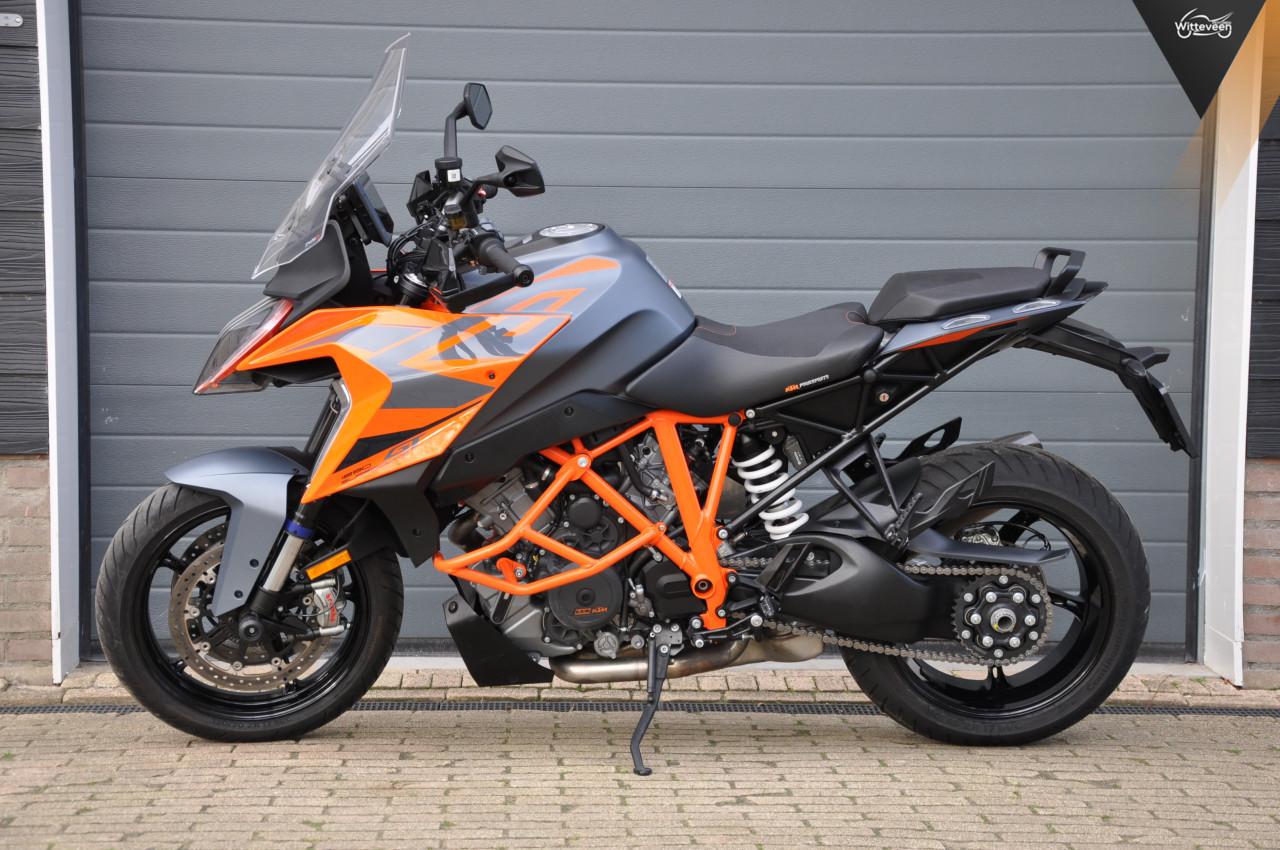 KTM 1290 SuperDuke GT 9000 km en Akrapovic! BTW motor