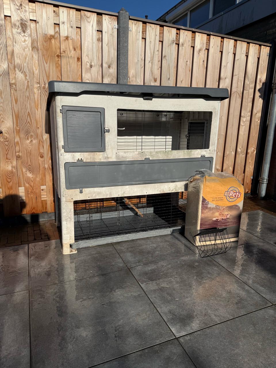 Kunstof konijnenhok (nieuwprijs 280)