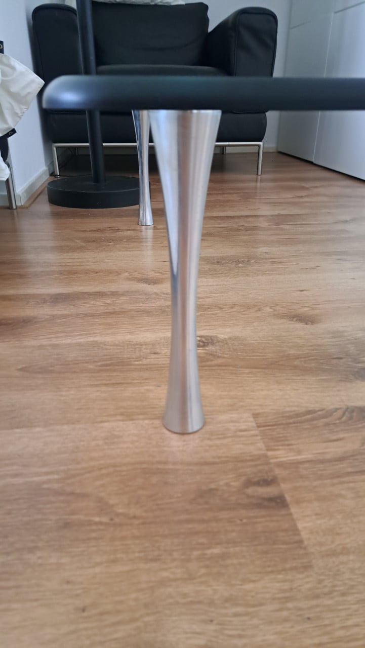 Gratis Mooie grote vierkante glazen salontafel ophalen in Vlissingen
