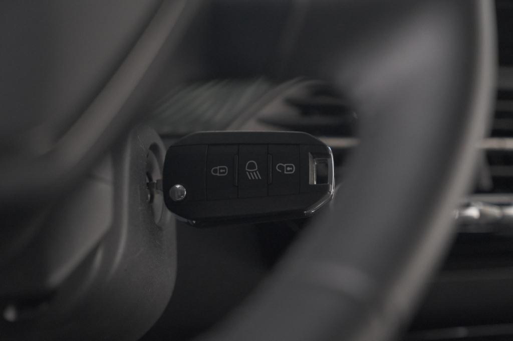 Peugeot 208 puretech 100 allure | apple carplay | parkeersensoren | climate