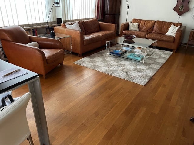 Twee zwaar licht bruin leren 2 1/2 zits bankjes en fauteuil van Molinari